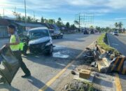 Melaju Kencang dan Hilang Kendali, Mobil Tabrak Pembatas Jalan di Pasar Baru Kasang Padangpariaman