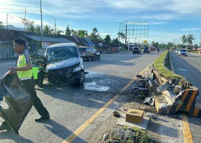 Melaju Kencang dan Hilang Kendali, Mobil Tabrak Pembatas Jalan di Pasar Baru Kasang Padangpariaman 1 IMG 20211021 WA0012