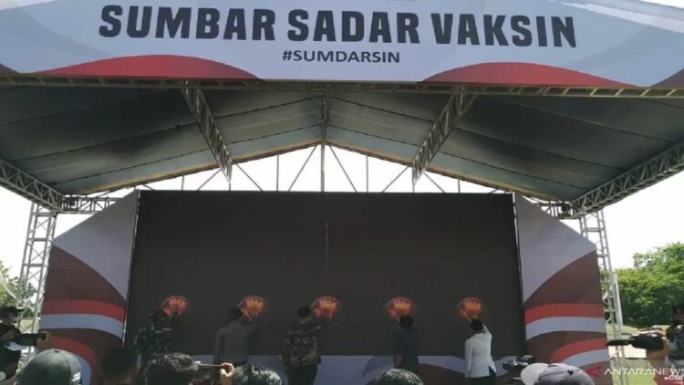 Sumbar sadar vaksin. (ANTARA/Miko Elfisha)