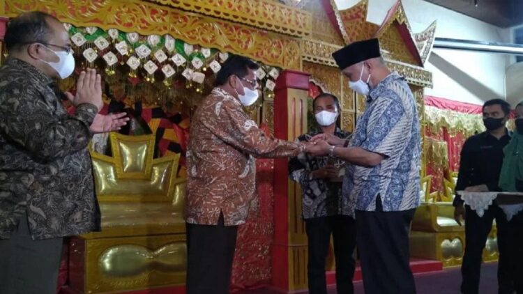 Perpisahan pejabat eselon II Sumbar yang masuk masa pensiun. (ANTARA/Miko Elfisha)