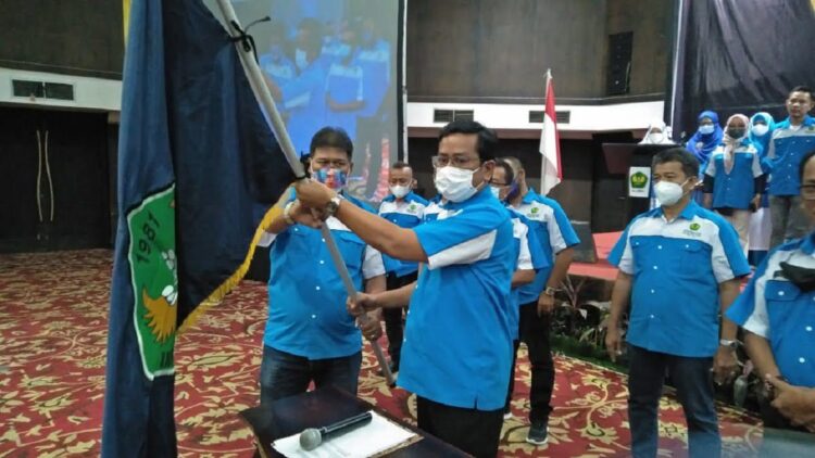 DPP IKA Universitas Bung Hatta Resmi Dikukuhkan 1 Ketua Umum DPP Ikatan Keluarga Besar Alumni Universitas Bung Hatta, Iman Satria menerima petaka dilantiknya DPP IKB Alumni Univeesitas Bung Hatta periode 2021 -2026.