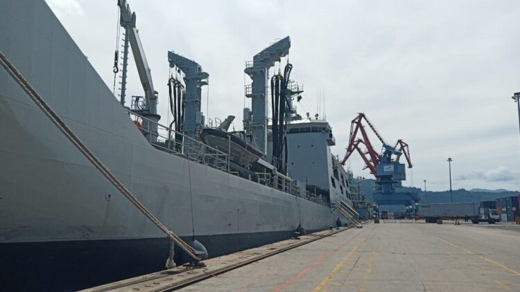 KRI Bontang 907 bersandar di Pelabuhan Teluk Bayur sebagai tempat vaksinasi Covid-19.