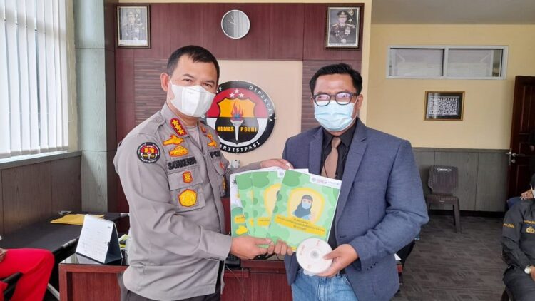 Kabid Humas Polda Sumbar Kombes Pol Satake Bayu dan psikiater Muhammadiyah Sumbar.