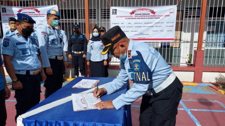 Lapas Kelas III Alahan Panjang Deklarasi Perang terhadap Alat Komunikasi Ilegal 1 Kalapas Kelas III Alahan Panjang, Darwan menandatangani deklarasi perang terhadap alat kumunikasi dan narkoba.