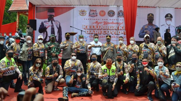 HDCI Peduli Bangsa Sambangi Dua Daerah di Sumbar, Berbagi Bahagia hingga Vaksinasi Massal 1 Kapolda Sumbar dan pengurus HDCI usai acara vaksinasi dan bakti sosial di Danau Singkarak, Kabupaten Solok.