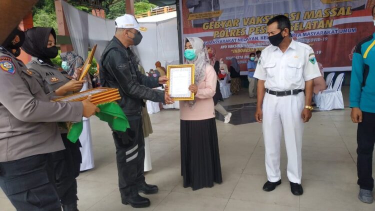 Kapolda Sumbar serahkan sertifikat di Pessel untuk tenaga kesehatan.