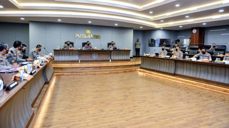 Kapolri menggelar pertemuan di Pusdalsis Mabes Polri.