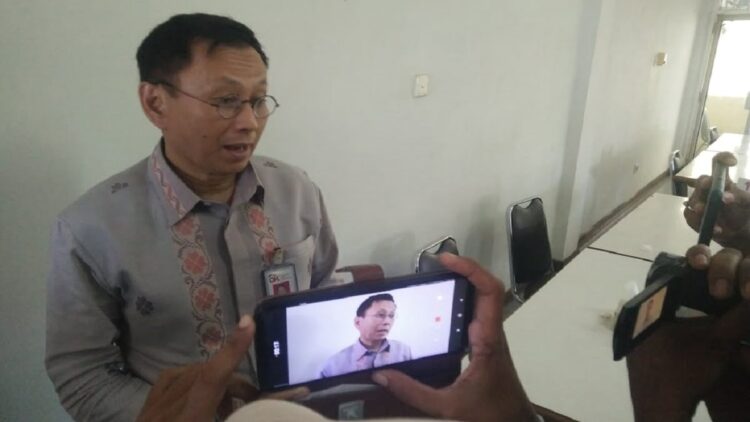 Kepala OJK Sumbar Yusri saat diwawancarai wartawan.