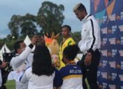 Membanggakan! Ketua KONI Pasaman Kalungkan Medali untuk Atlet Sumbar di PON XX Papua