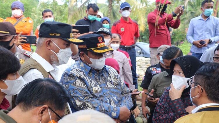 Kunjungi Lokasi Bencana Padang Pariaman, Menteri Risma Terenyuh 1 Mensos diskusi dengan Gubernur Sumbar dan Bupati Padang Pariaman.