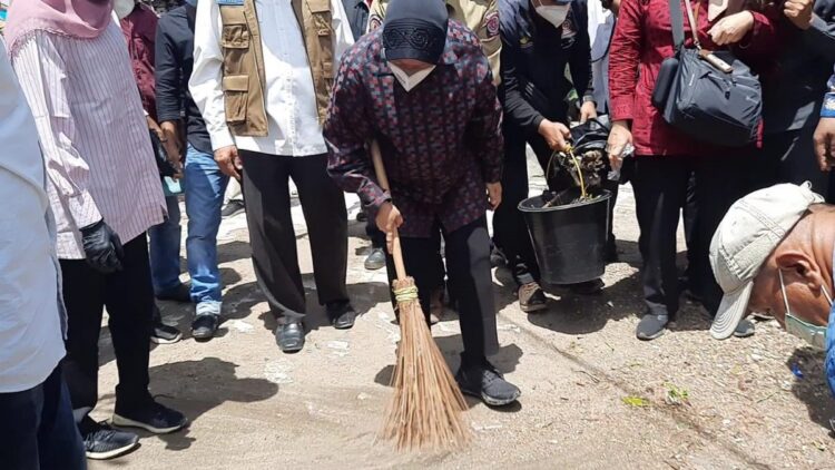 Mensos Risma Prihatin, Upayakan Anak Korban Longsor Bekerja di Kemensos 1 Mensos Tri Rismaharini menyapu di depan halaman masjid Syekh Burhanuddin.