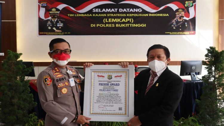 Polres Bukittinggi dapat penghargaan.