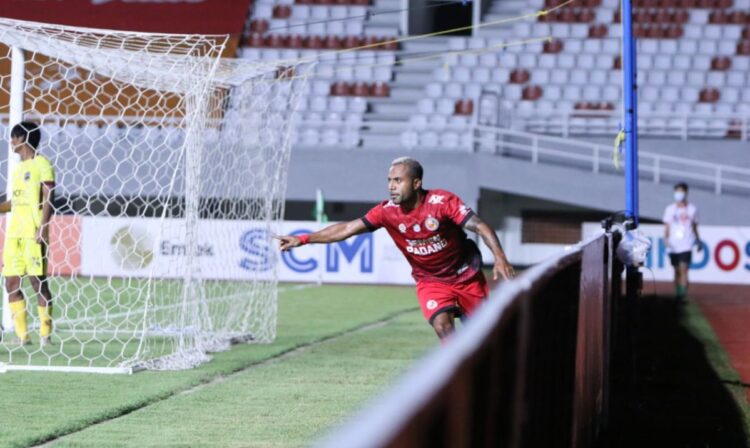 Selebrasi Mario Albekop usai mencetak gol semata wayang dan membawa Semen Padang FC meraih kemenangan pertama di Liga 2 2021.