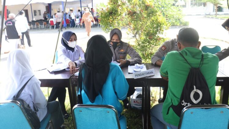 Sentra vaksinasi di Lintau Buo.