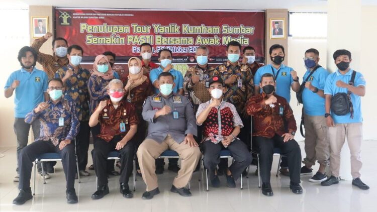 Rutan Klas II B Padang Jadi Persinggahan Terakhir Tim Yanlik Kemenkumham Sumbar 1 Photo bersama Kakanwil Hukum HAM Provinsi Sumbar R. Andika Dwi Prasetya bersama Ketua PWI Sumbar dan rekan rekan Media dalam kegiatan penutupan Tour Yanlik Kumham Sumbar.