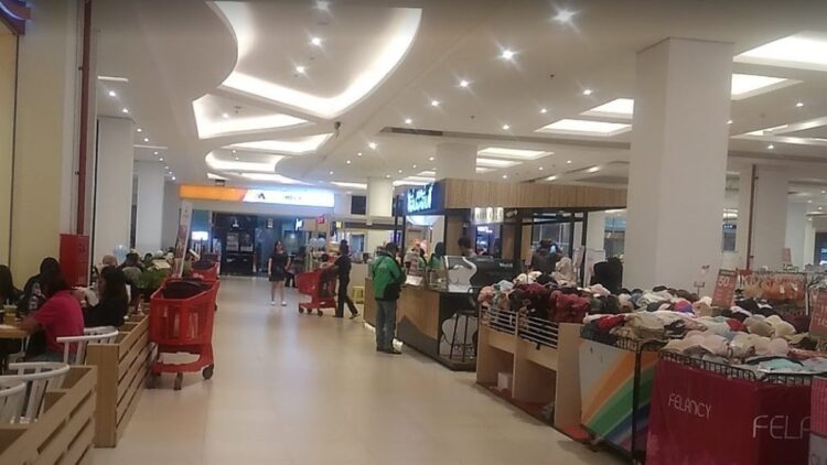 Suasana di Transmart Padang saat pemberlakuan PPKM.
