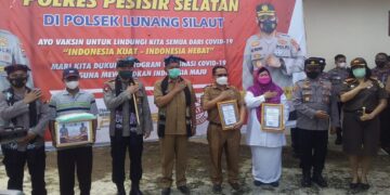 Tinjau Vaksinasi Covid-19 di Pessel, Kapolda Sumbar: Kita Kerahkan Semua Sumber Daya yang Ada 8 Tinjau Vaksinasi Covid-19 di Pessel, Kapolda Sumbar: Kita Kerahkan Semua Sumber Daya yang Ada