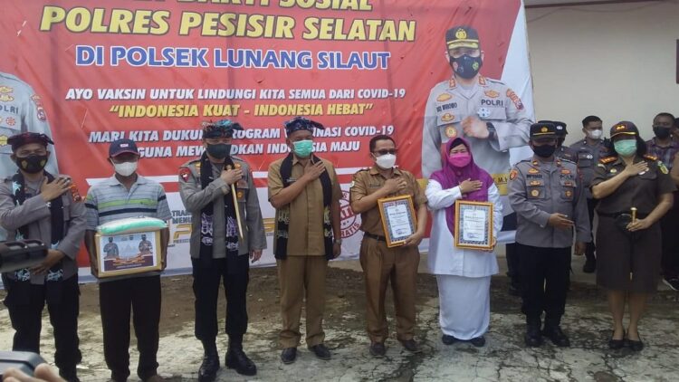 Vaksinasi massal Polda Sumbar di Pessel.