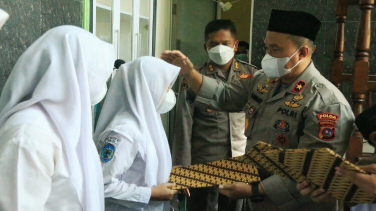 Wakapolda Sumbar Brigjend Pol Edi Mardianto serahkan sembako untuk anak yatim dalam rangka Maulid Nabi Muhammad SAW.