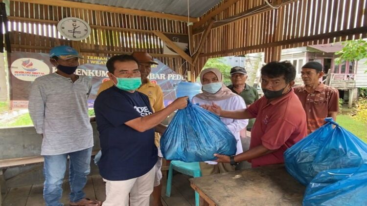 Pengurus Gerindra menyerahkan bantuan nasi bungkus dari Andre Rosiade kepada korban banjir di Nanggalo dan Kototangah Kota Padang. (IST)