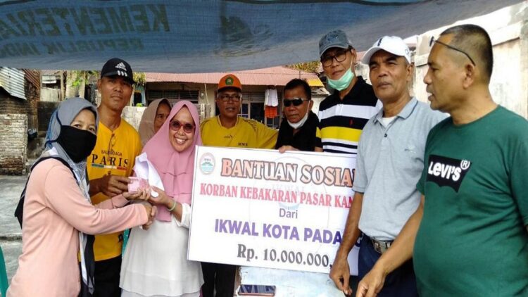 IKWAL Kota Padang menyerahkan bantuan sebesar Rp10 juta untuk korban kebkaran Pasar Kambang, Pessel. (IST)