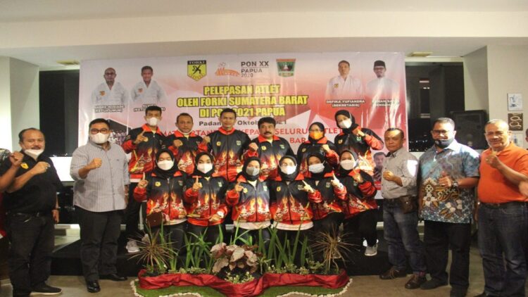 Forki Sumatera melepas secara resmi para atlet Karate yang bertanding pada PON ke XX Papua, Sabtu (2/10/2021) di Ibis Hotel Padang. (IST)