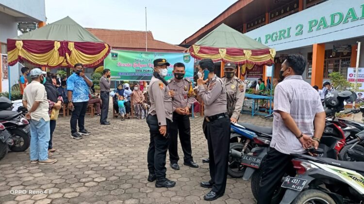 Polsek Lubeg-SMA PGRI 2 Padang Gelar Vaksinasi Massal 1 Kapolsek Lubuk Begalung AKP Chairul Amri Nasution meninjau vaksinasi massal yang dilakukan di SMA PGRI 2 Padang. (IST)