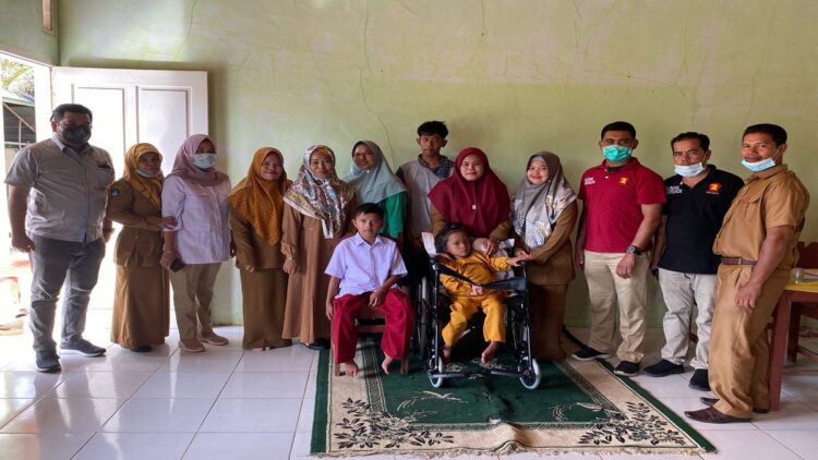 Andre Rosiade Kirimkan 5 Kursi Roda untuk SLB di Ranah Pesisir 1 Pengurus DPD Gerindra Sumbar menyerahkan lima unit kursi roda kepada guru dan murid SLB Nazirah, Ranah Pesisir, Pessel. (IST)