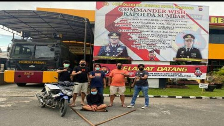 Ngontrak di Padang, Warga Nganjuk Jawa Timur Mencuri Motor di Los Baro Pasar Raya 1 Tim Klewang Satreskrim Polresa Padang bersama pelaku curanmor dan barang bukti sepeda motor hasil curian. (IST)