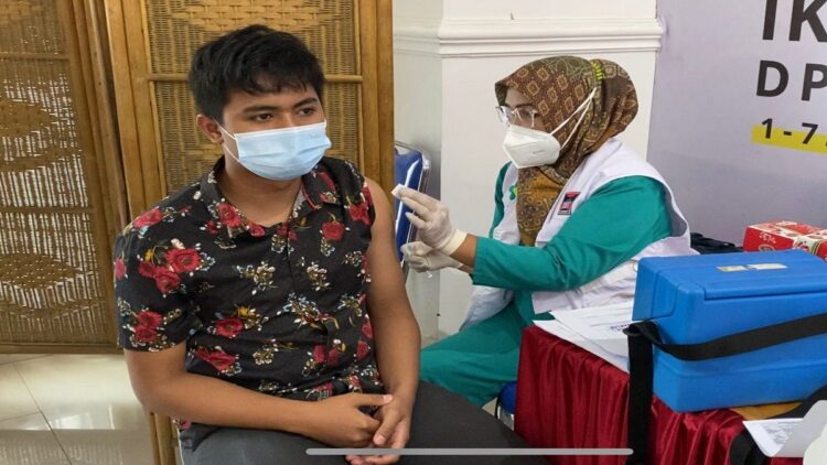 Peserta vaksinasi Covid-19 di DPD Gerindra Sumbar mendapatkan suntikan vaksin Sinovac di Kantor Gerindra Sumbar. (IST)