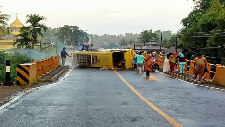 Hindari Motor Bus Terbalik di Nan Sabaris Padang Pariaman, Satu Orang Tewas di Tempat 1 Bus terguling usai terlibat kecelakaan dengan sepeda motor di kawasan Kecamatan Nan Sabaris, Kabupaten Padang Pariaman. (IST)