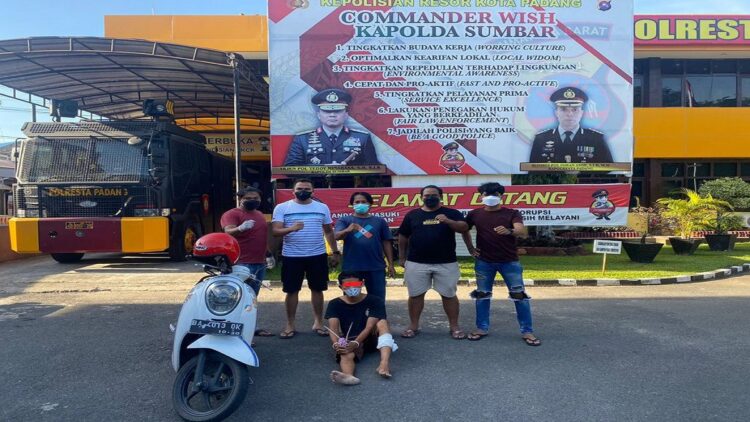 Pelaku pencurian rumah mewah di kawasan Gadut ditangkap Tim Klewang Satreskrim Polresta Padang. (IST)