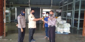 Terus Ingatkan Prokes, Polsek BIM Bagi-bagi Hand Sanitizer
