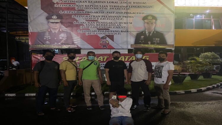 Salah seorang pelaku pemerasan di Jalan Juanda Kota Padang ditangkap polisi. (IST)