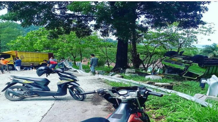 Diduga Rem Blong, Truk Hino Tabrak Truk Colt Diesel kemudian Terbalik di Indarung Kota Padang 1 Truk Hino terbalik usai terlibat kecelakaan di Indarung, Kota Padang. (IST)