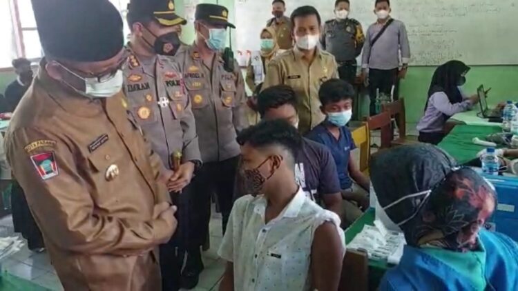 Kapolresta Padang, Wali Kota Padang dan Kapolsek Padang Timur meninjau vaksinasi di SMAN 9 Padang. (IST)