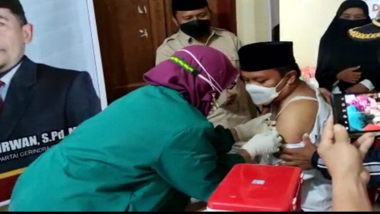 DPC Gerindra Kabupaten Agam menggelar vaksinasi COVID-19 gratis. (IST)