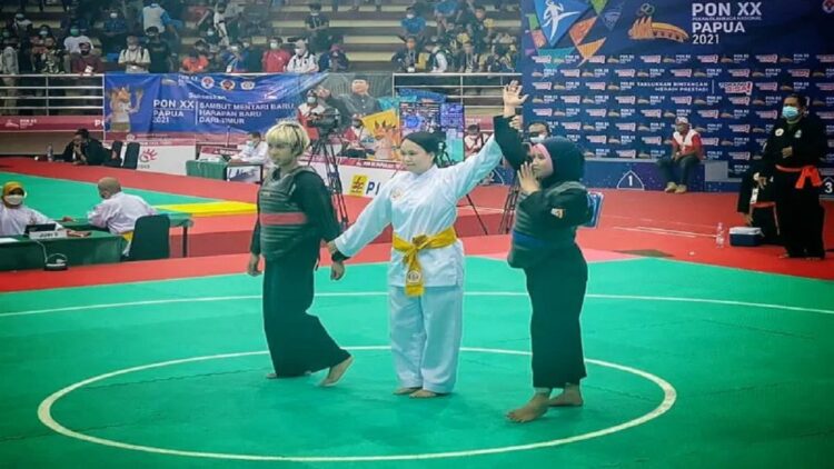 Atlet Pencak Silat Sumbar Winda Nova Yelni meraih medali emas PON Papua (ANTARA/ HO KONI Sumbar)