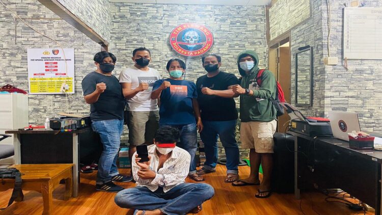 Tim Klewang Satreskrim Polresta Padang menangkap tukang parkir yang diduga mencuri HP di Gunung Sarik. (IST)