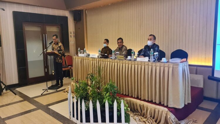 Ketua DPRD Kabupaten Solok Dodi Hendra memimpin rapat pembahasan KUA-PPAS tahun 2022 di Axana Hotel Padang. (net)