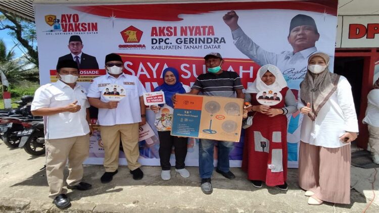 Peserta vaksinasi menerima hadiah usai melakukan vaksinasi di Kantor DPC Gerindra Tanahdatar. (IST)