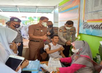 Tinjau Vaksinasi Massal di Nan Sabaris, Wakapolres: Yang Belum Vaksin Silakan Datang ke Gerak Vaksin 20 Tinjau Vaksinasi Massal di Nan Sabaris, Wakapolres: Yang Belum Vaksin Silakan Datang ke Gerak Vaksin