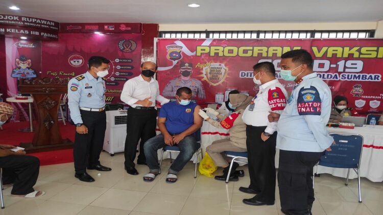 96 Persen Warga Binaan Rutan Kelas IIB Padang Sudah Divaksin 1 Rutan Kelas IIB Padang kembali menggelar vaksinasi massal. (IST)