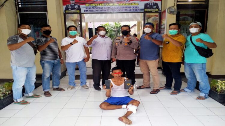 Polisi menangkap pencuri HP. Pelaku terpaksa ditembak kakinya karena melawan petugas. (IST)