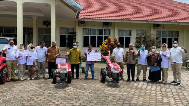 Andre Rosiade Serahkan 5 Traktor Tangan untuk Kelompok Tani di Sumbar 1 Melalui kader Gerindra di Sumbar, Andre Rosiade menyerahkan hand tractor kepada kelompok tani di Kota Padang, Kamis (14/10). (IST)