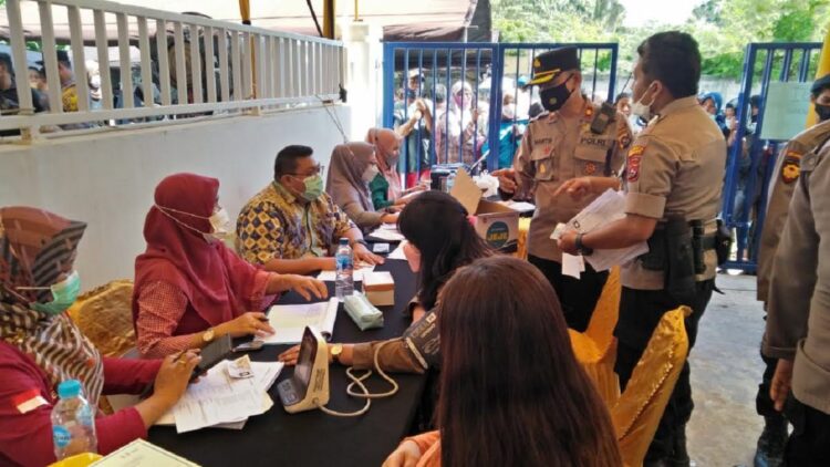 Kapolsek Padang Barat Kompol Martin memantau kegiatan vaksinasi yang diadakan di Jalan Ujung Belakang Olo, Kecamatan Padang Barat, Kota Padang, Jumat (15/10/2021). (IST)