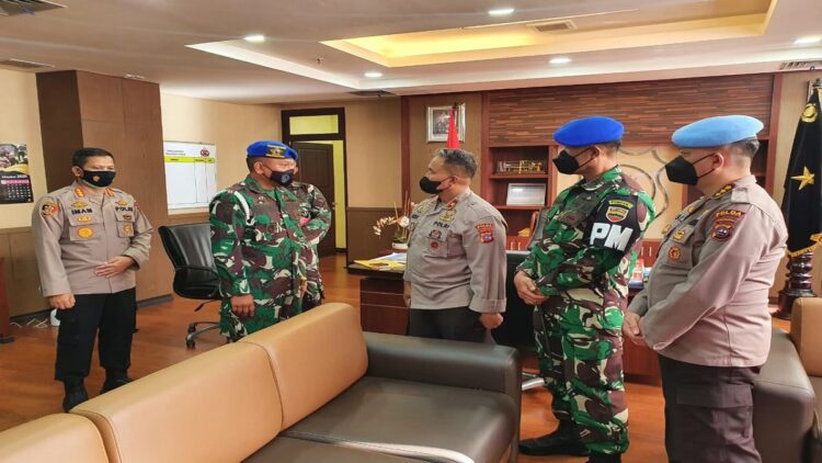 Wakapolda Sumbar menerima kunjungan Danpomdam I/BB Kolonel CPM Anggiat Napitupulu di Mapolda Sumbar, Jumat (15/10/2021).  (IST)
