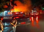 Gudang Kayu Kosong di Ujung Gurun Terbakar, Damkar Padang Turunkan 6 Mobil Padamkan Api