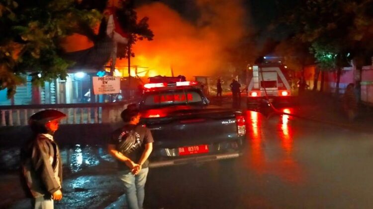 Satu unit gudang kayu terbakar di kawasan Ujung Gurun. (IST)