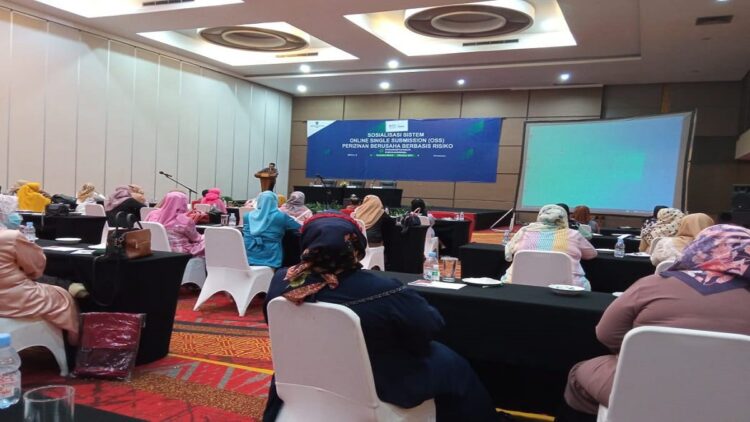 Andre Rosiade: NIB dengan Sistem OSS tak Perlu Repot Lagi Urus Izin yang Terpisah-pisah 1 Sosialisasi Sistem Online Single Submission (OSS) Perizinan Berusaha Berbasis Risiko di Hotel Truntum Padang, Kamis (21/10/2021). (radarsumbar.com)